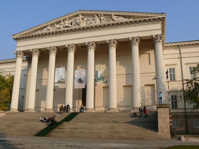 Vista da fachada do Magyar Nemzeti Múzeum