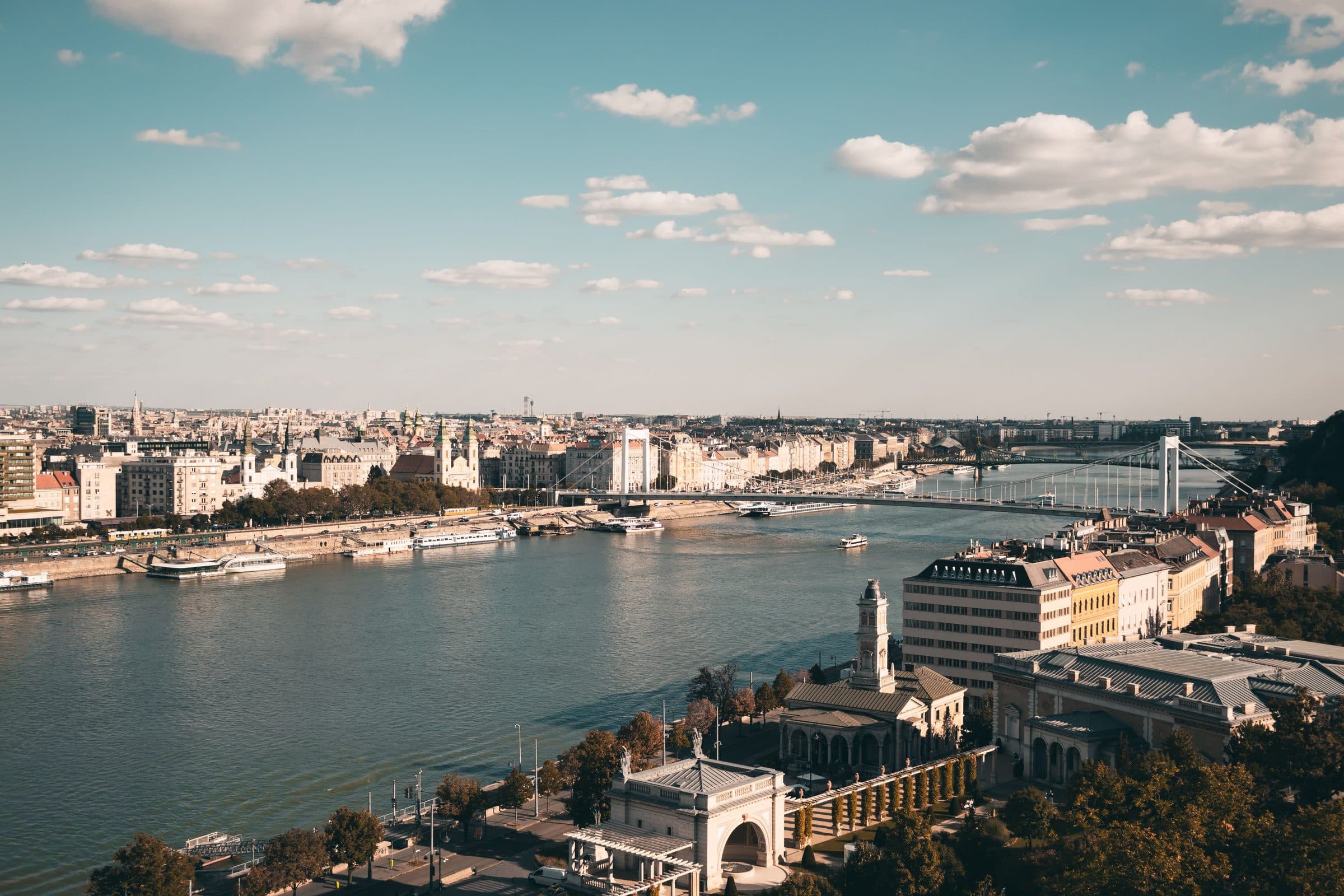 Vista da paisagem urbana de Budapeste com o Rio Danúbio e marcos arquitetônicos da cidade