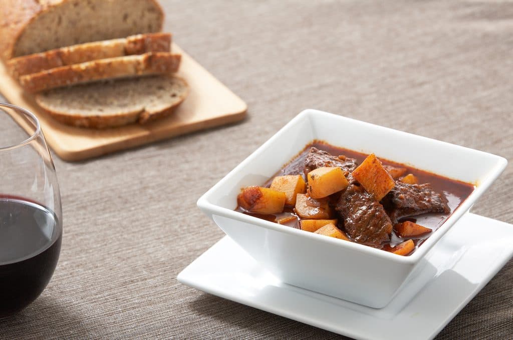 Prato de goulash húngaro tradicional preparado com carne bovina