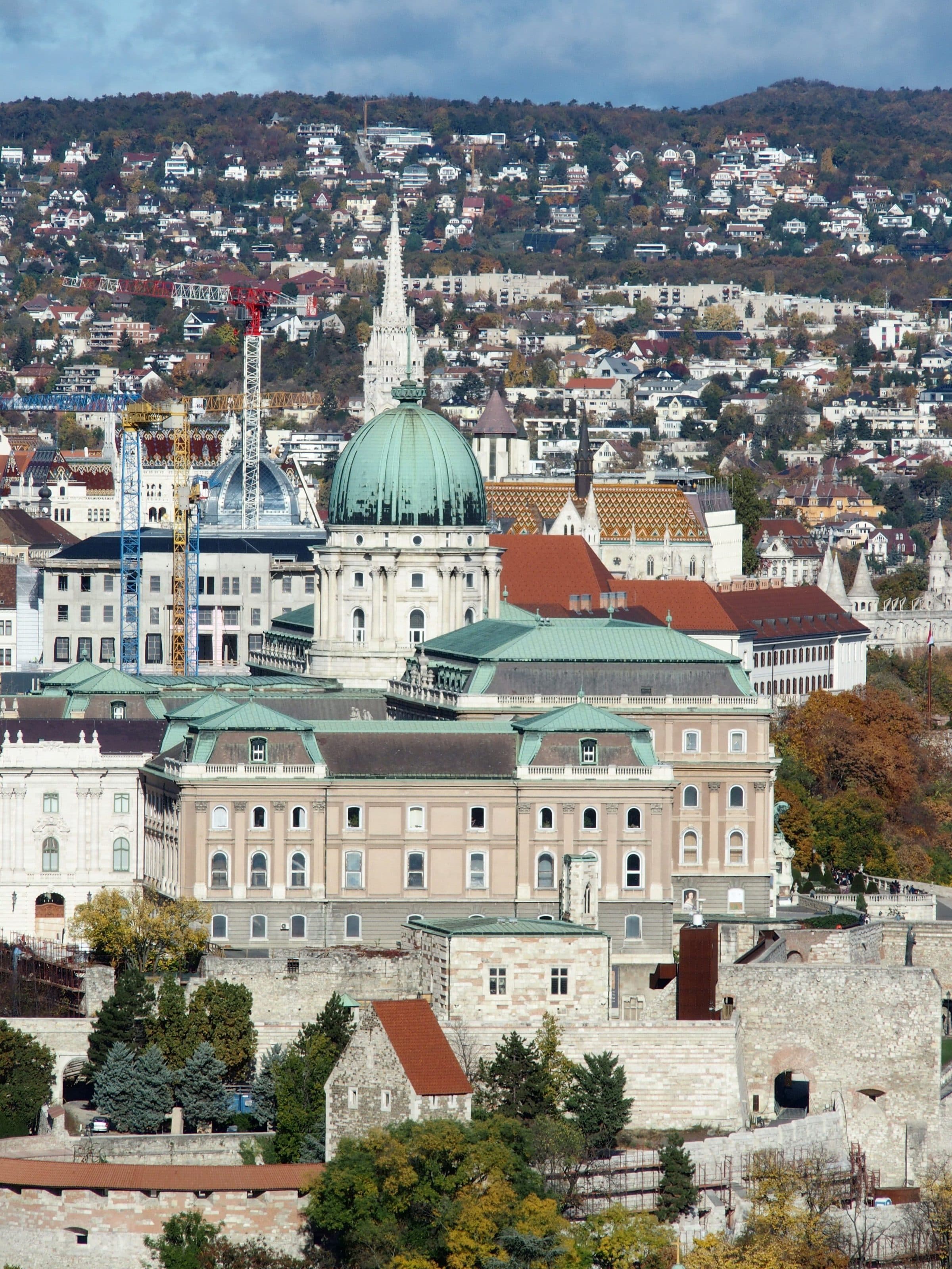 Vista aérea da arquitetura histórica e dos principais pontos turísticos de Budapeste