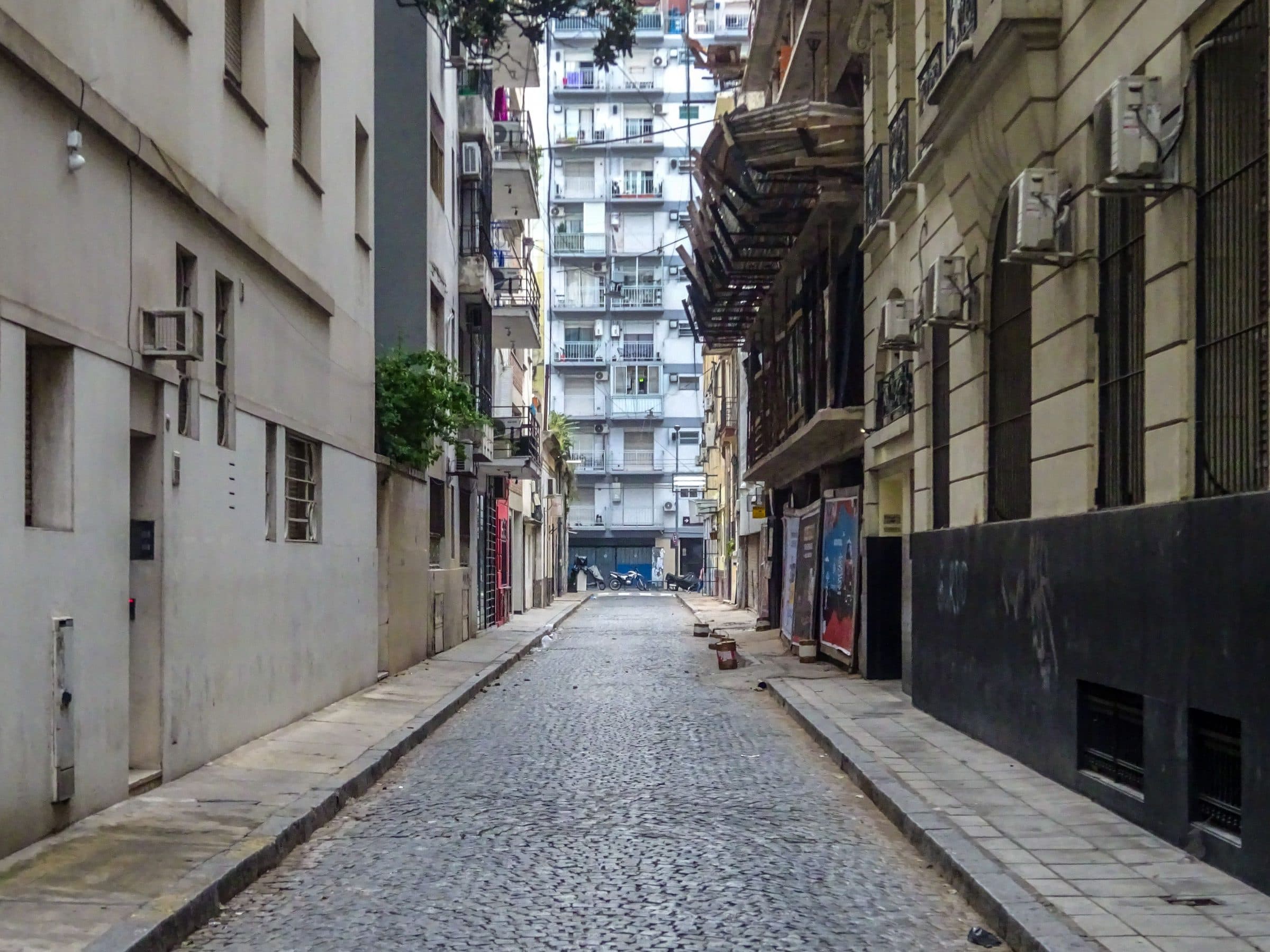 Rua de paralelepípedos com edifícios de arquitetura clássica em Buenos Aires