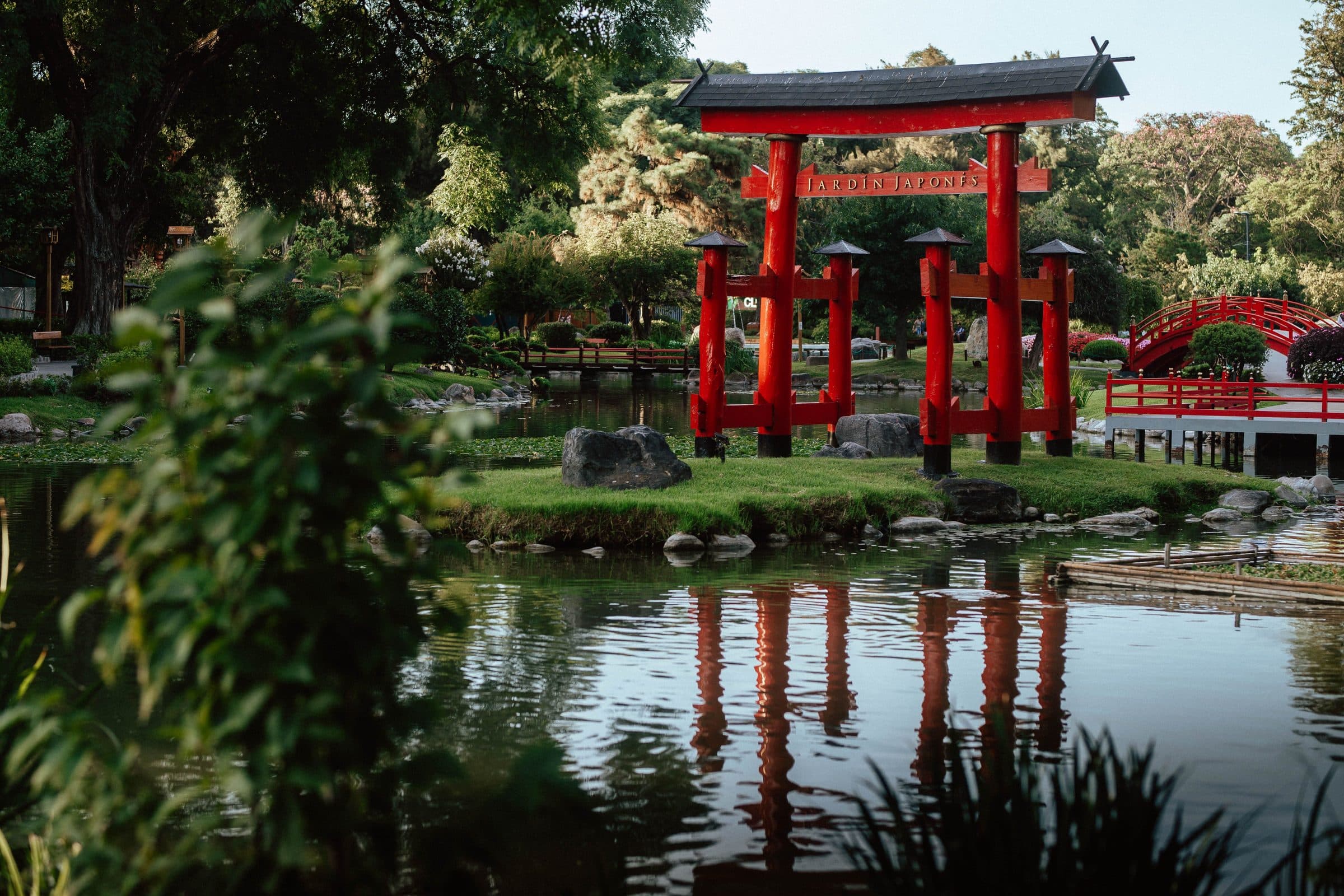 Jardim japonês em Buenos Aires com elementos de arquitetura tradicional