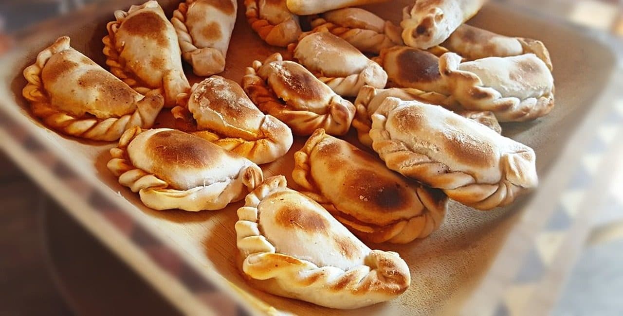 Empanadas argentinas tradicionais assadas com recheio de carne