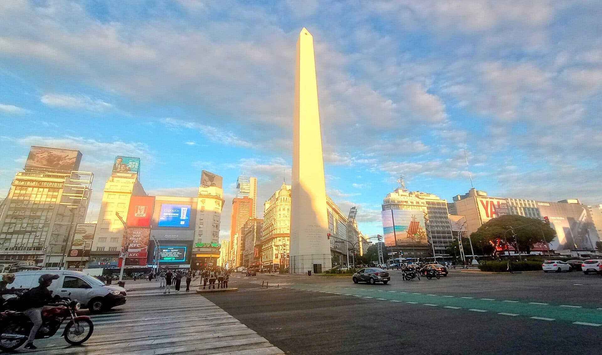 Vista do Obelisco de Buenos Aires ao pôr do sol