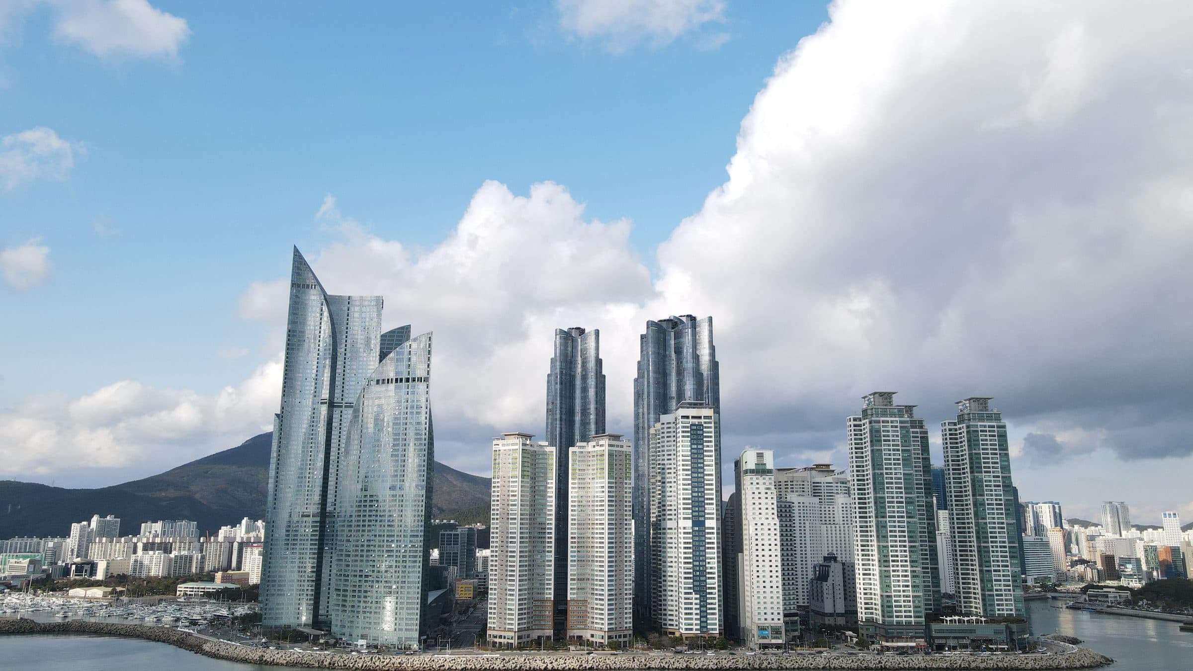 Horizonte urbano de Busan com arranha-céus modernos no distrito de Haeundae