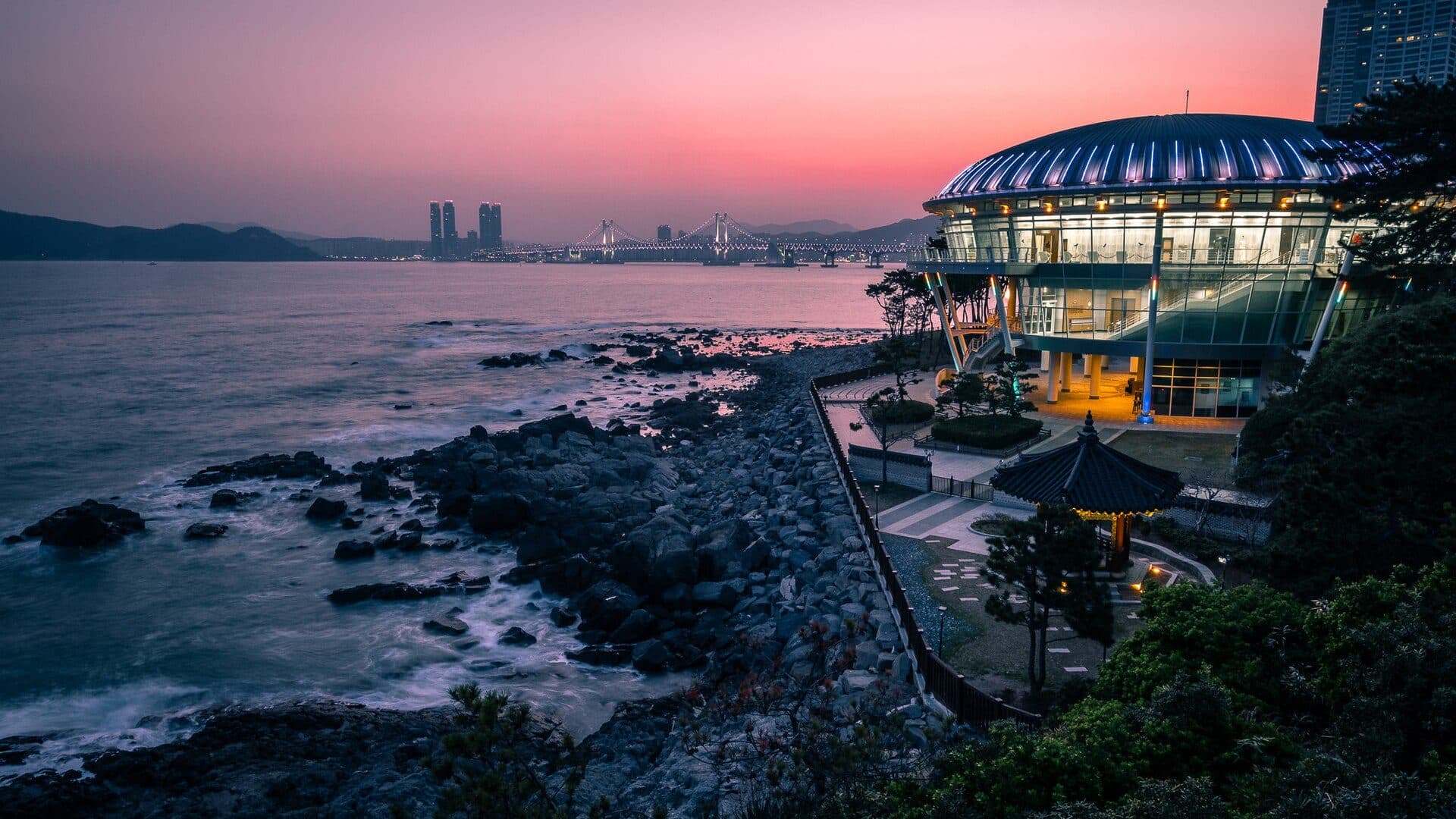 Paisagem urbana de Busan, na Coreia do Sul, durante a hora azul