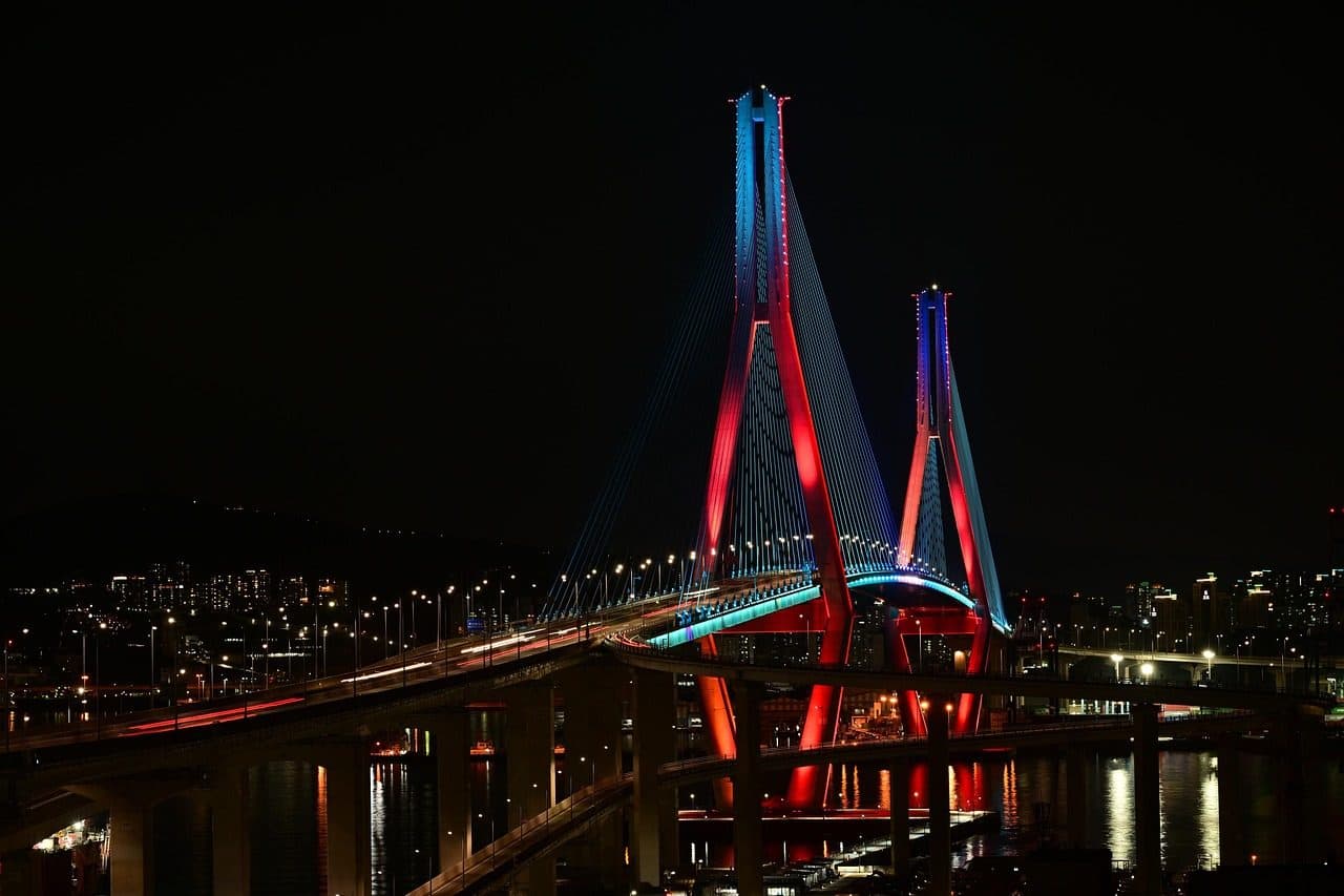 Ponte Busan Port Bridge iluminada à noite em Busan