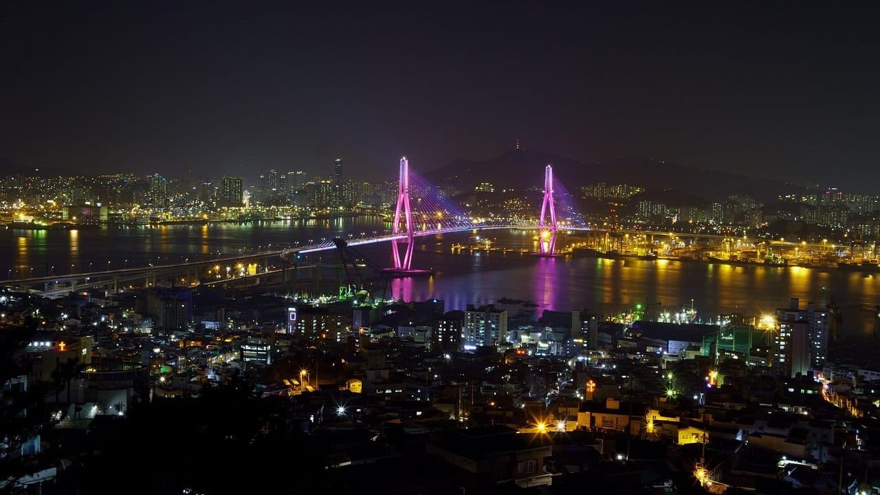 Vista noturna de uma ponte sobre o mar em Busan, na Coreia do Sul