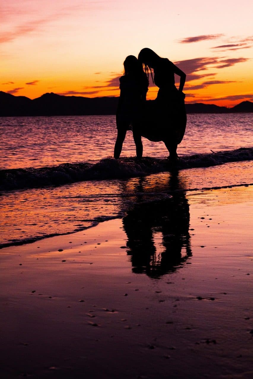 Silhueta de mulher na praia de Dadaepo em Busan durante o pôr do sol