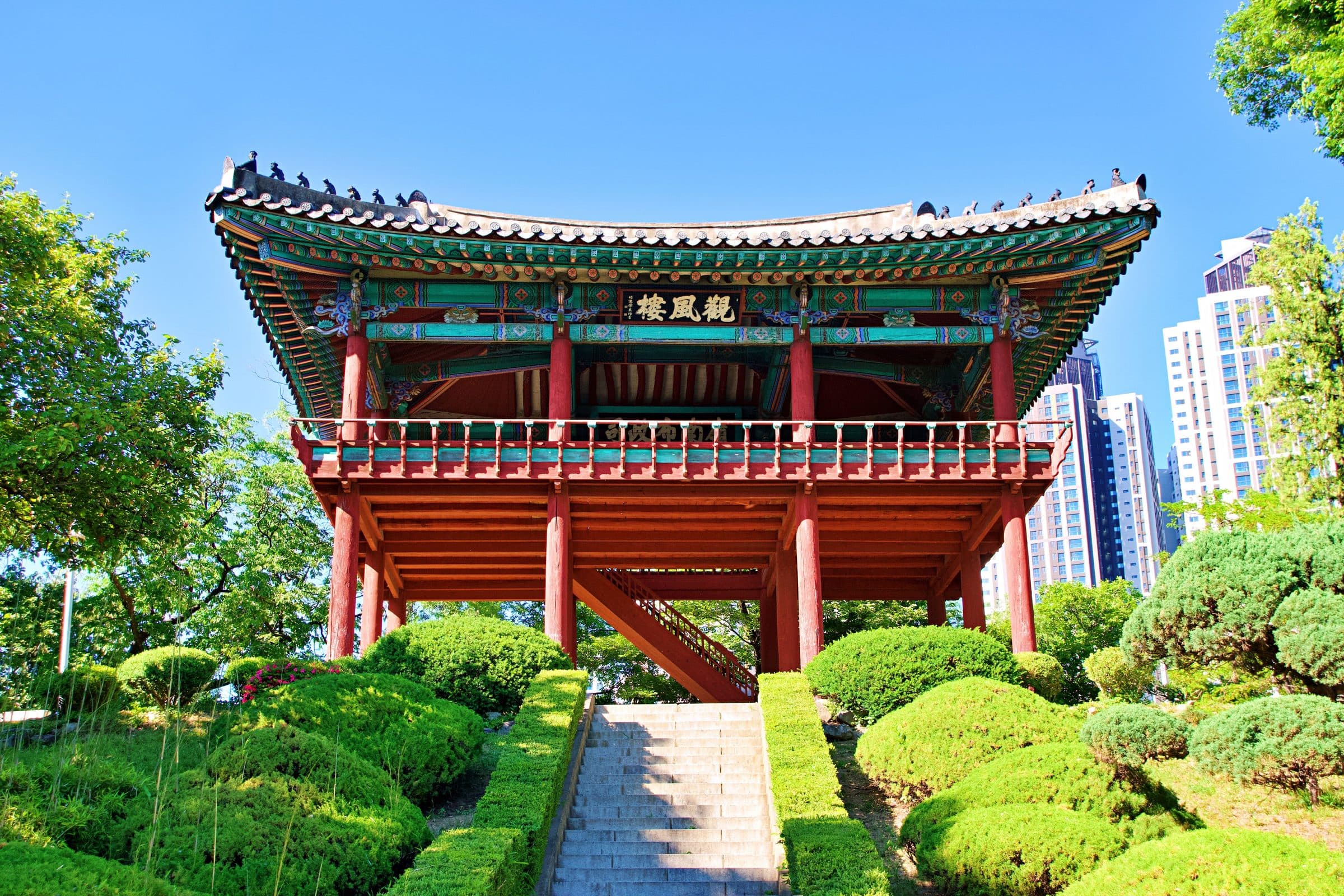 Pavilhão coreano em Daegu com a cidade moderna ao fundo em um dia ensolarado