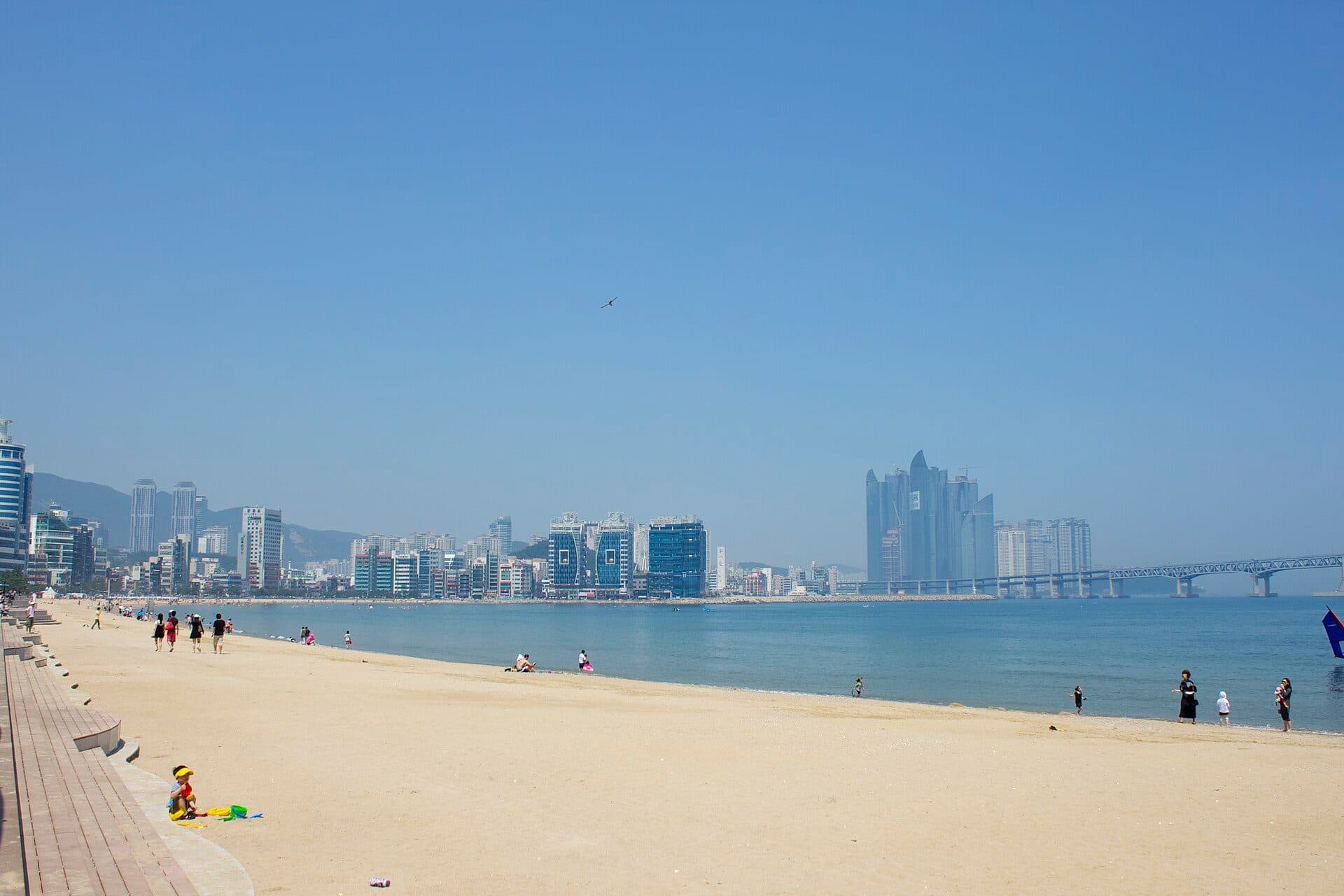 Vista da Praia de Gwangalli com faixa de areia e mar