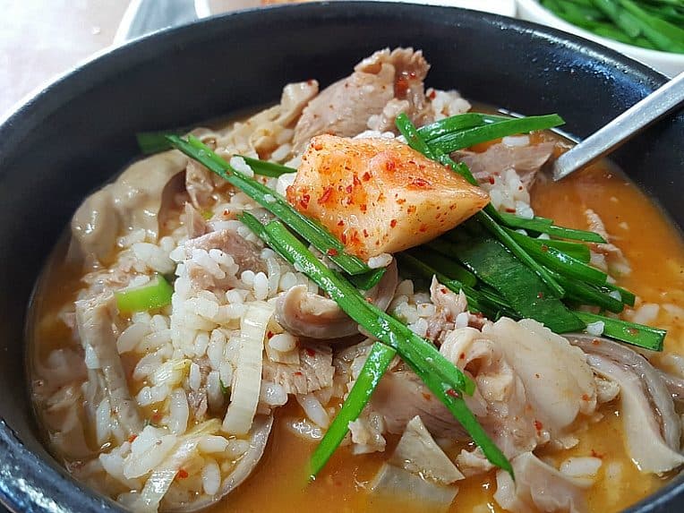 Tigela de Dwaeji-gukbap, prato típico de sopa de carne de porco com arroz