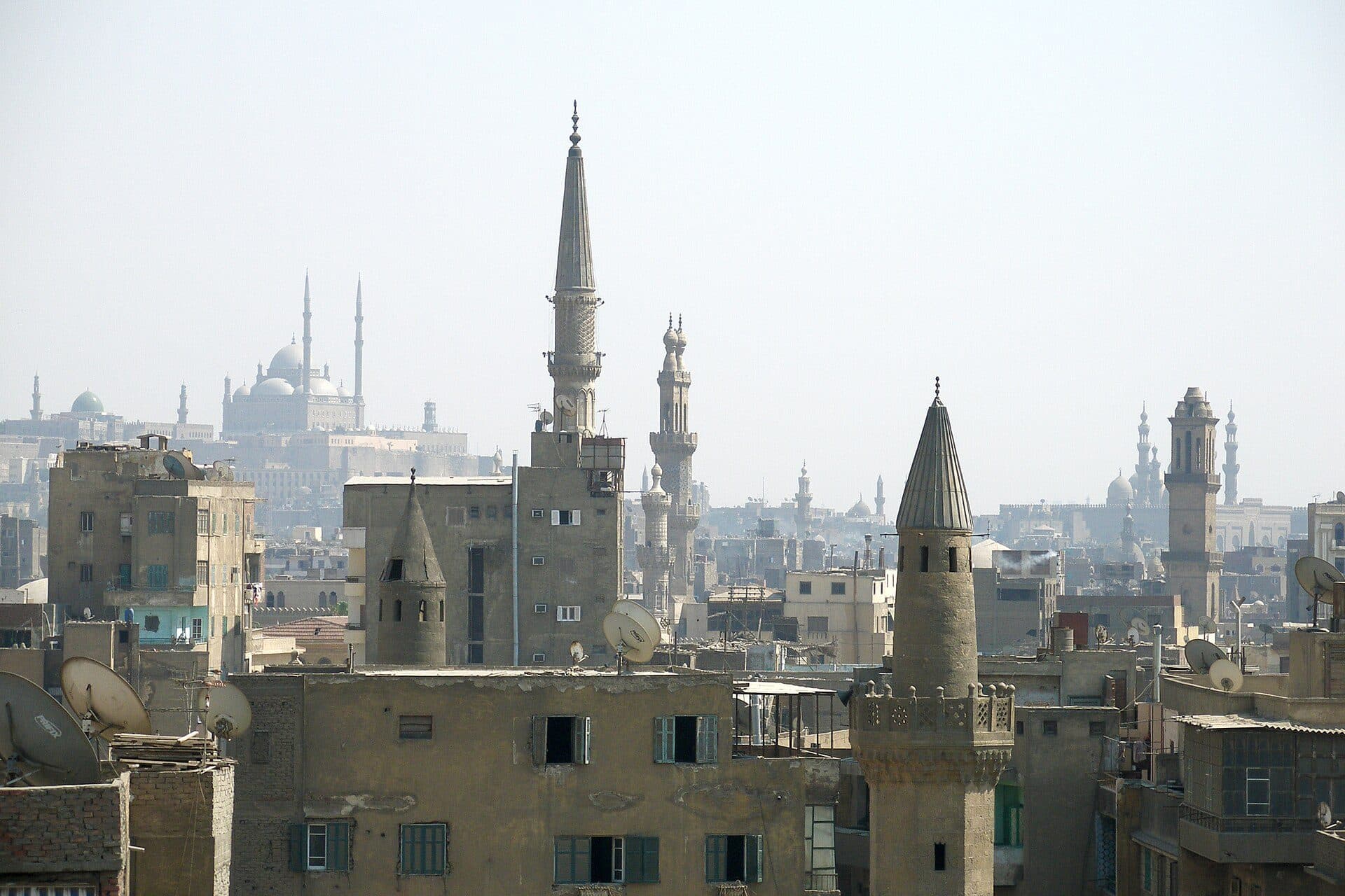 Vista panorâmica do Cairo Islâmico com seus minaretes no Egito