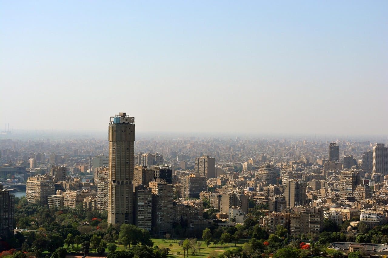 Vista aérea da paisagem urbana e dos edifícios no centro do Cairo, no Egito