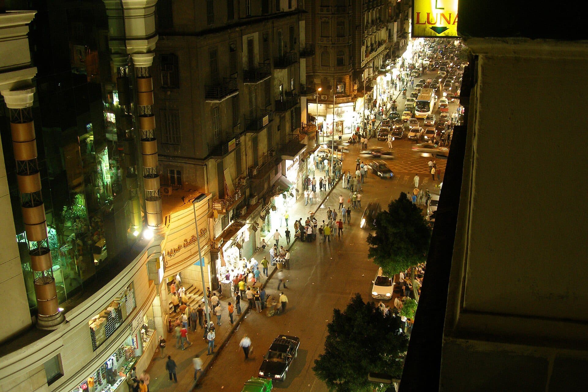 Vista noturna da cidade do Cairo iluminada no Egito