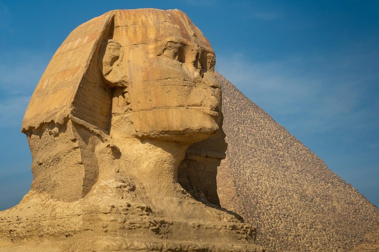 A Grande Esfinge de Gizé, monumento histórico no Egito
