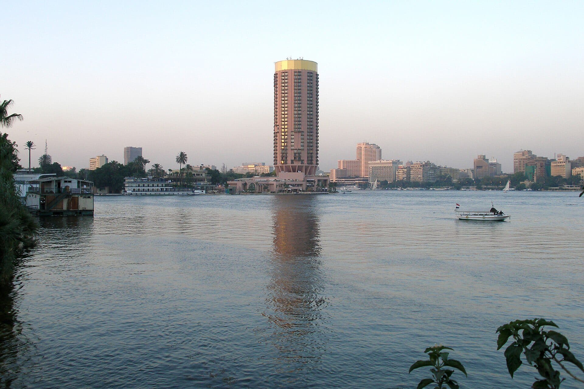 Vista da Ilha Gezira no Rio Nilo no Cairo, Egito