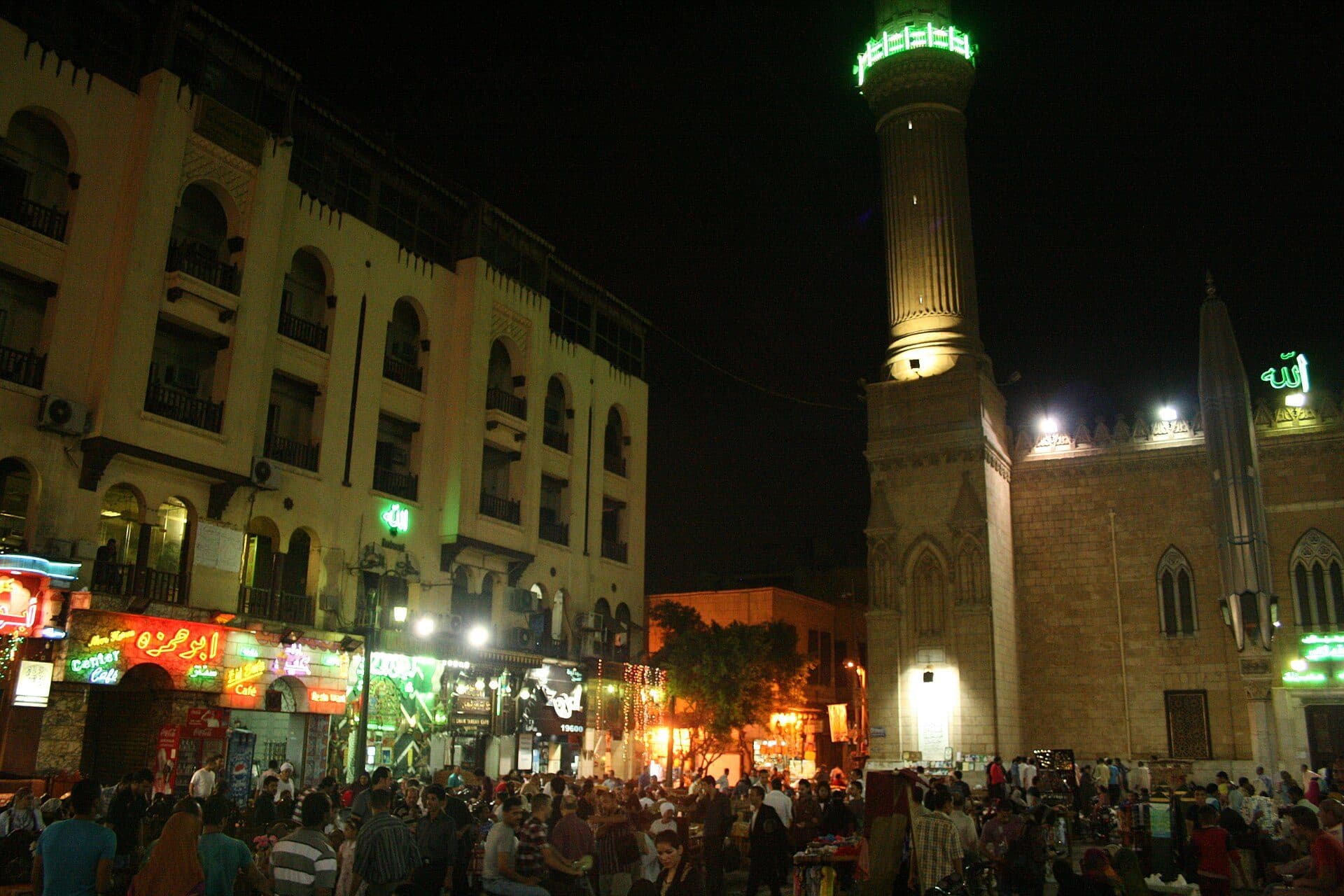 Vista do mercado Khan el-Khalili e da mesquita Al-Hussein no Cairo
