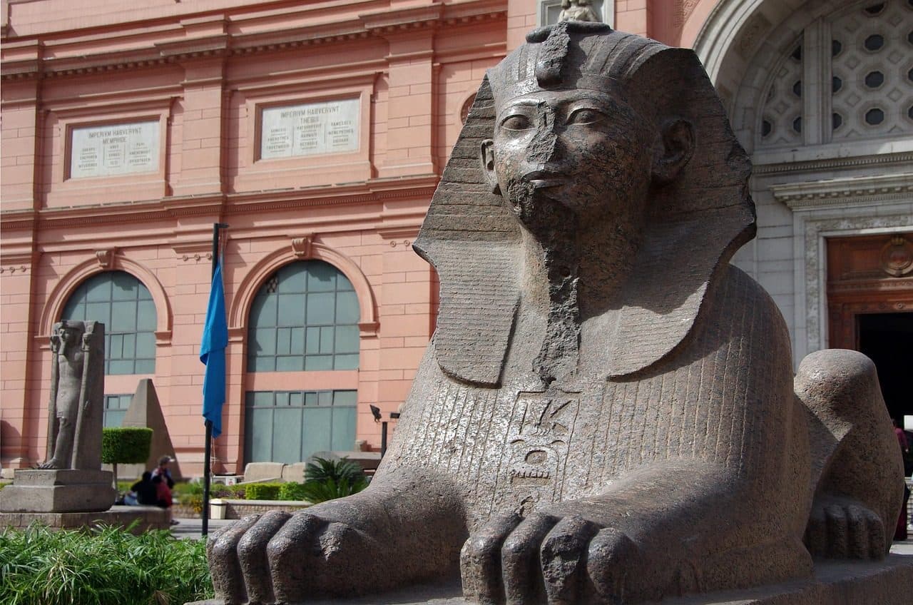 Escultura de esfinge e antiguidades faraônicas no Museu Egípcio no Cairo