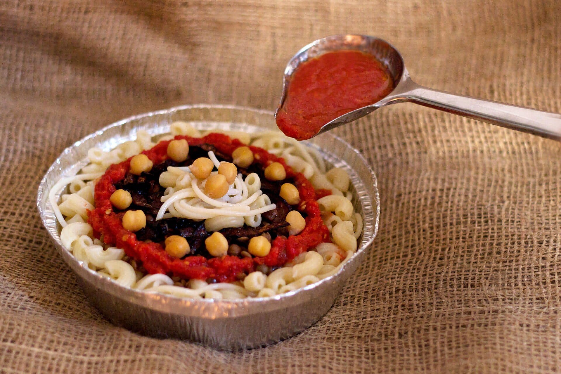 Prato de koshari tradicional da gastronomia egípcia