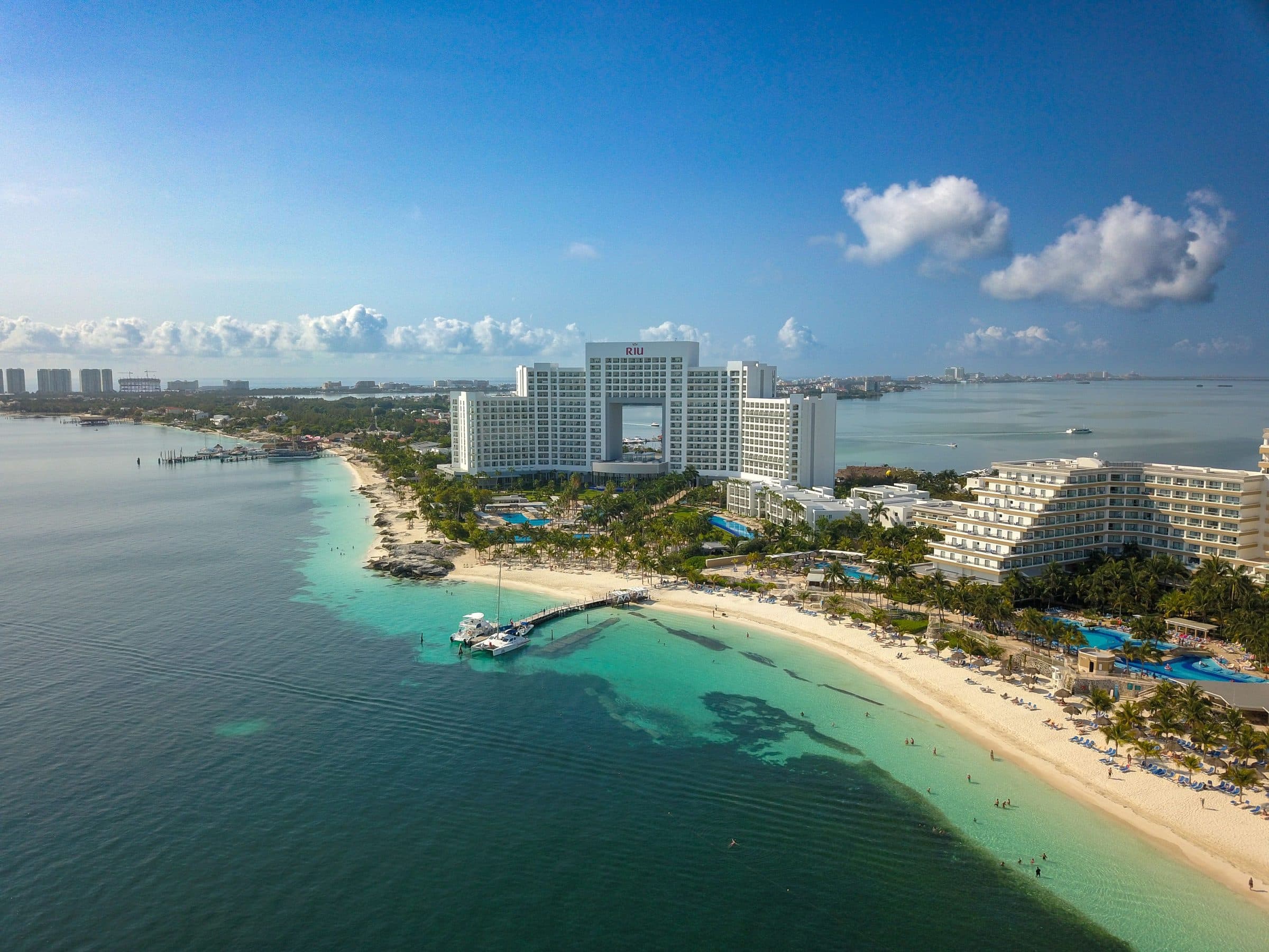Vista aérea de um hotel à beira-mar em Cancún com a costa e o mar