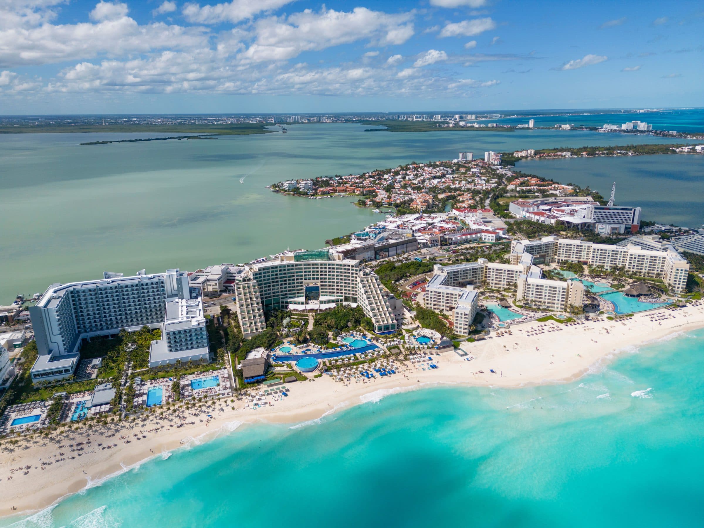 Vista aérea dos resorts e do mar azul-turquesa em Cancún