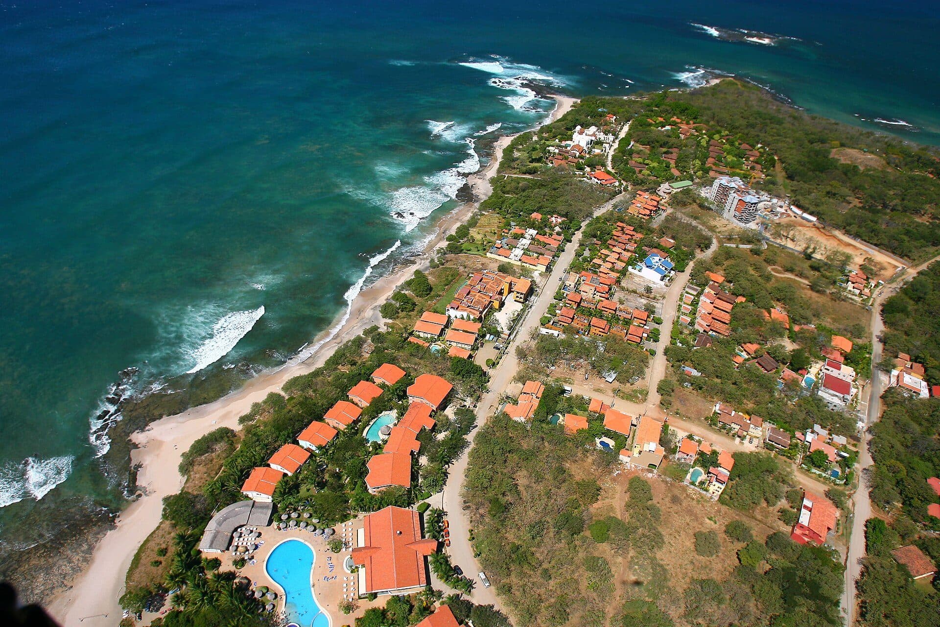 Vista aérea da Playa Langosta e da Isla Capitan na Costa Rica