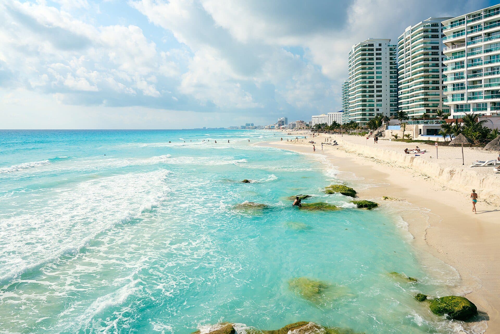 Vista da orla e do mar na Praia Chac Mool em Cancún, México