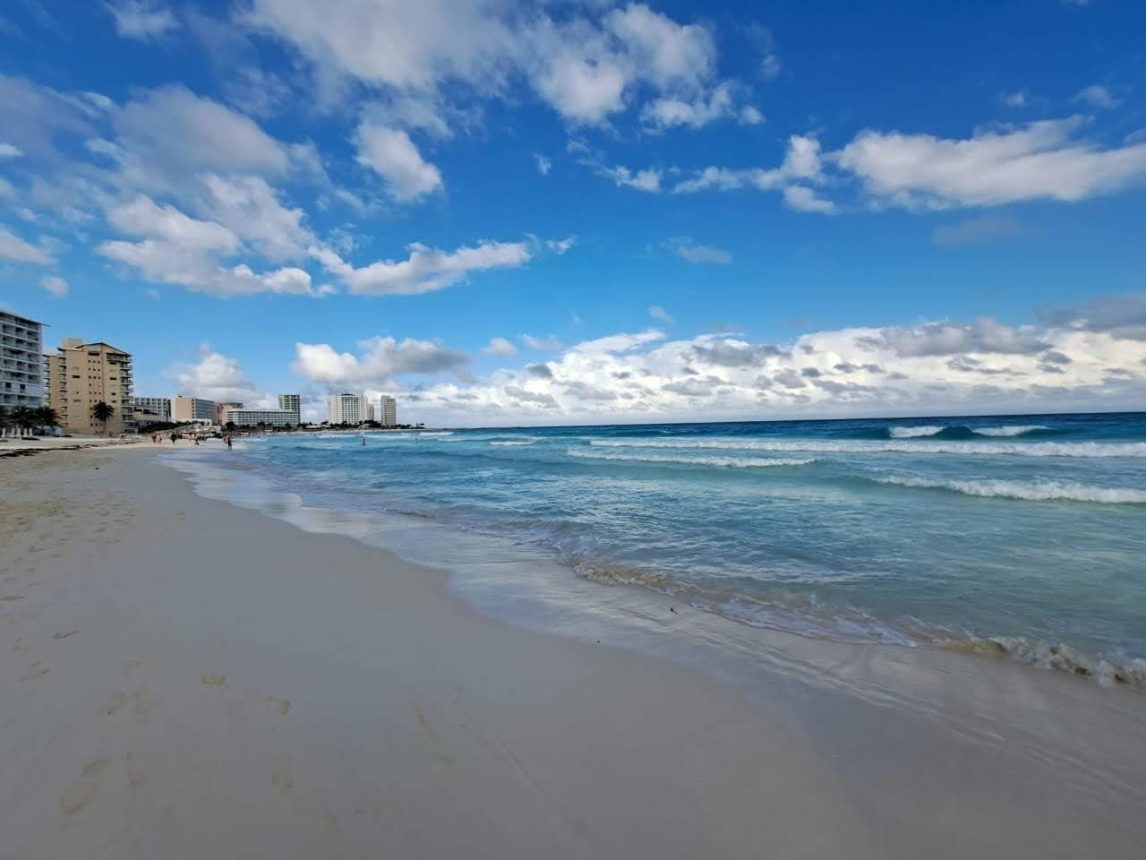 Vista da orla e do mar na Playa Tortugas em Cancún