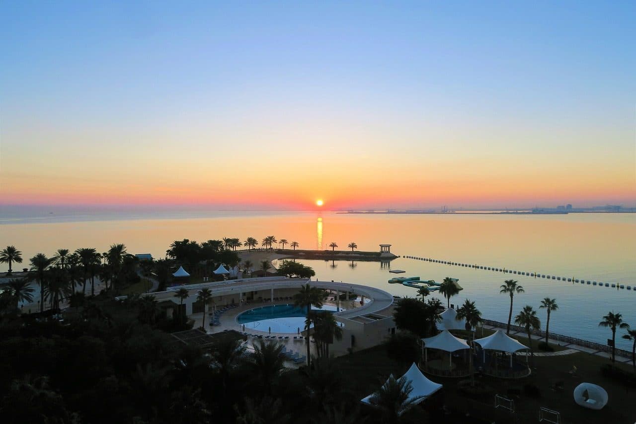 Nascer do sol sobre o mar calmo em Doha, no Qatar