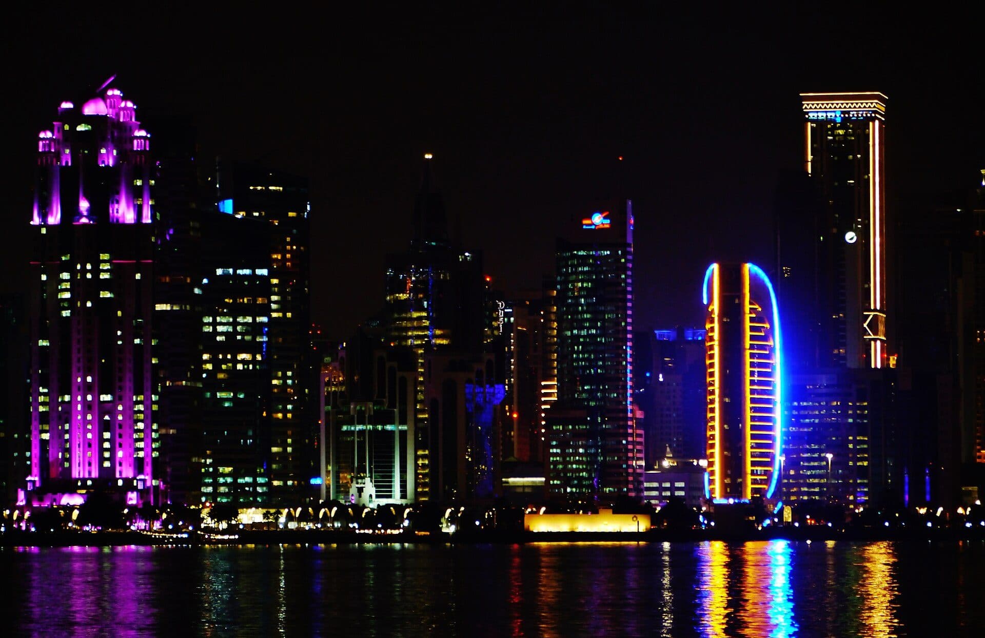 Vista noturna do skyline de Doha a partir do Dhow Harbour