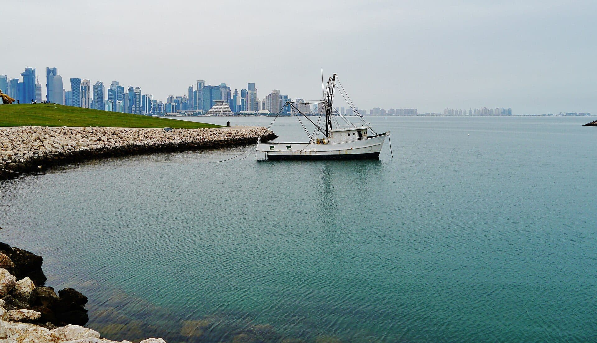 Barco de pesca ancorado próximo ao MIA Park em Doha