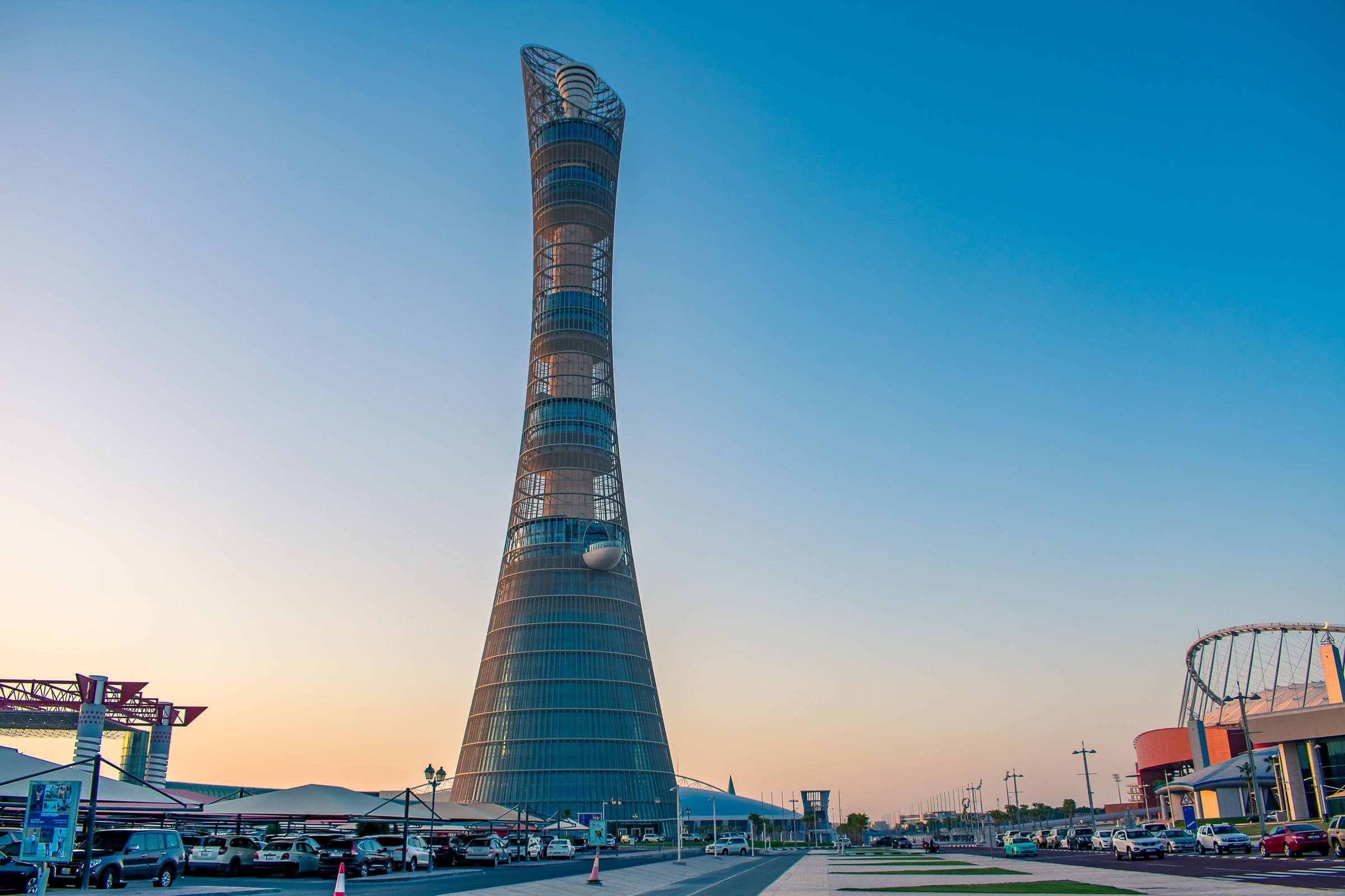 Vista da Aspire Tower com arquitetura moderna sob o céu limpo em Doha