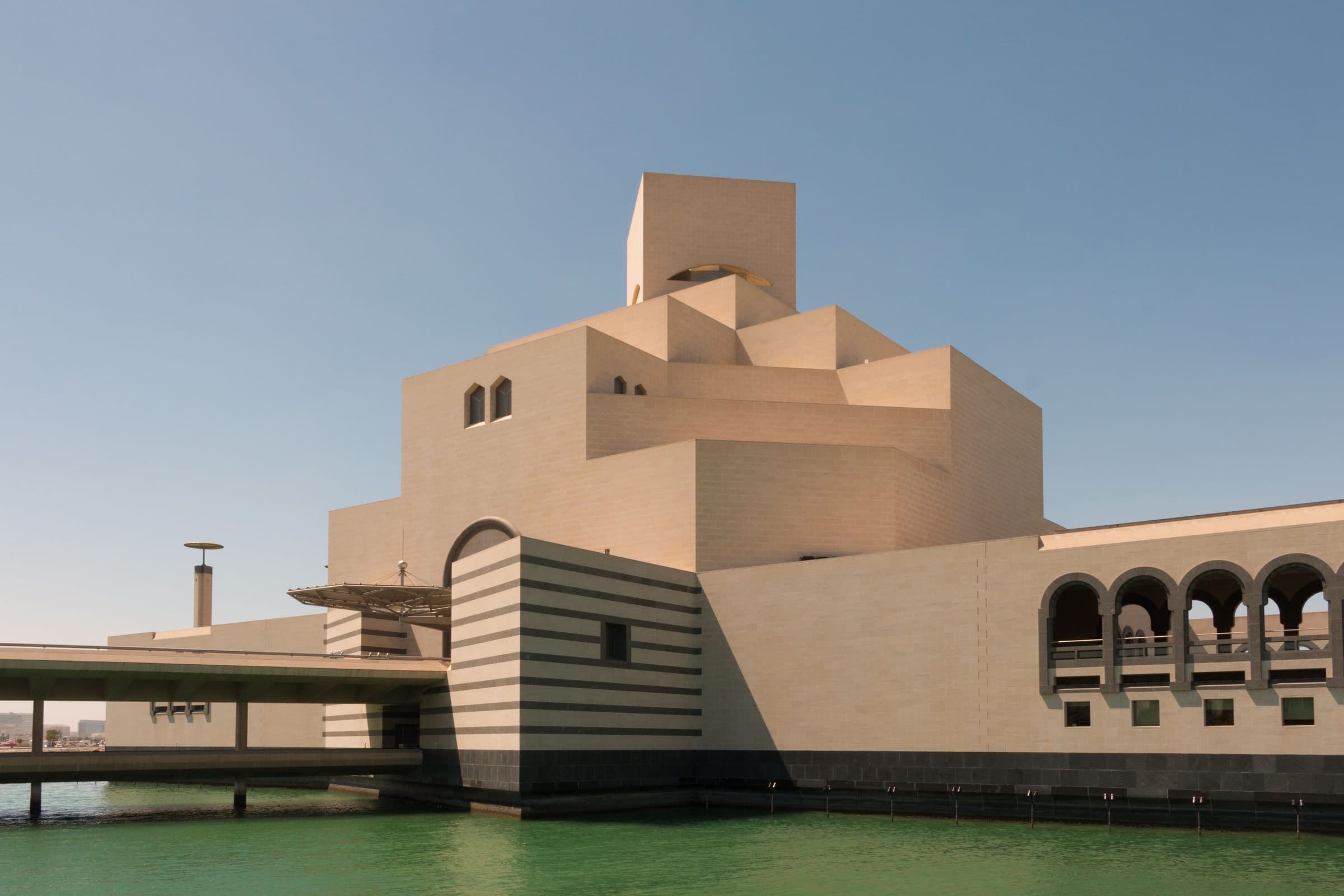 Vista externa do Museu de Arte Islâmica em Doha com sua arquitetura moderna