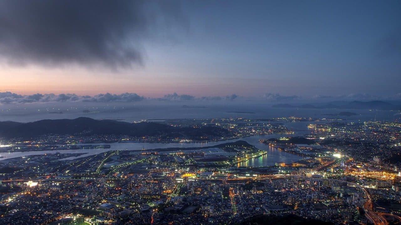 Vista noturna da cidade de Fukuoka no Japão com edifícios iluminados