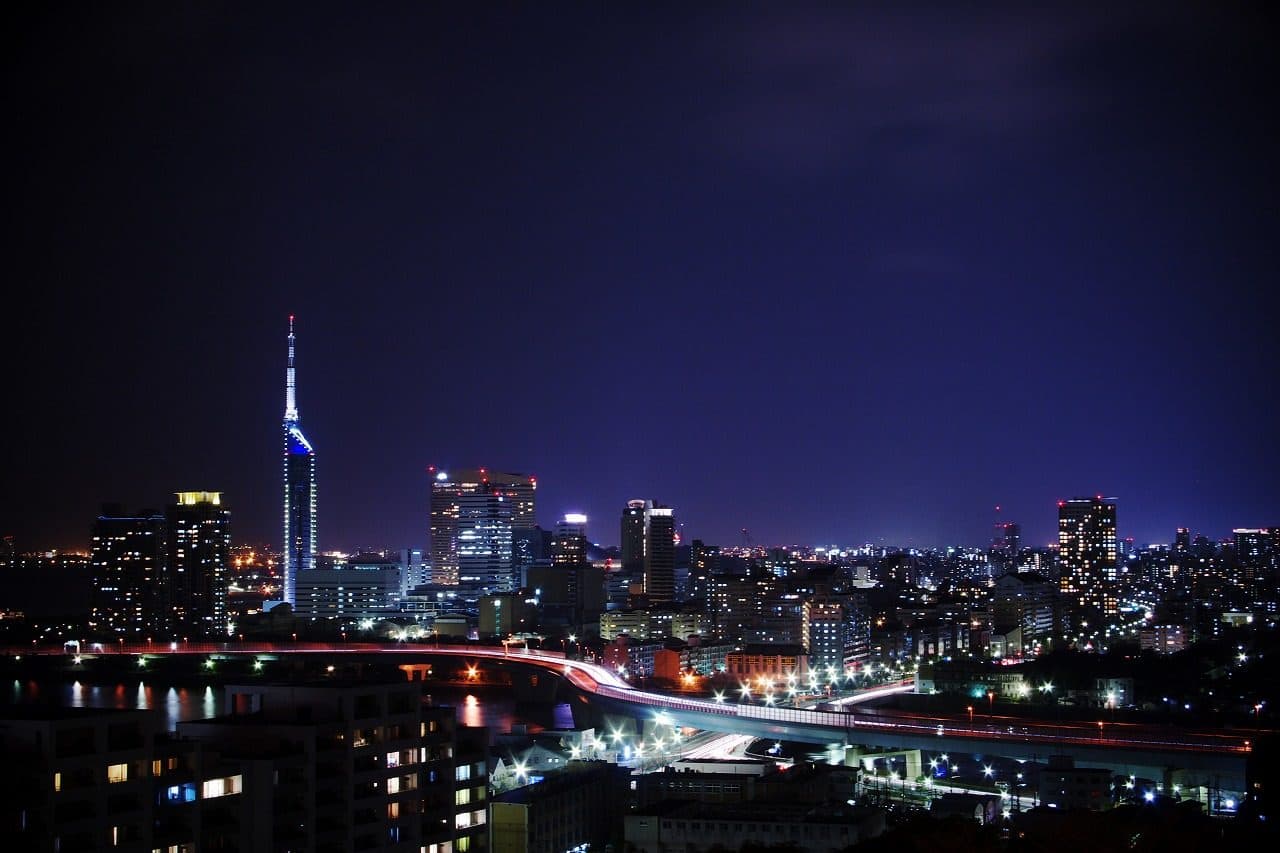 Vista noturna de Fukuoka a partir do santuário Atago jinja