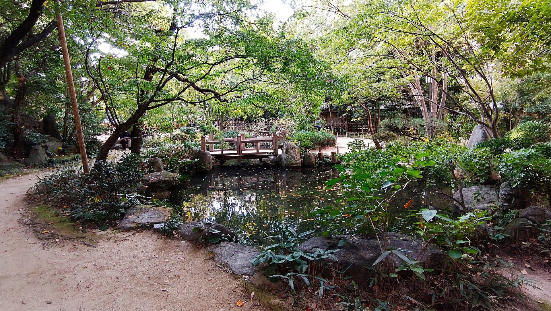 Lago no jardim de passeio Rakusui-en em Hakata-ku, Fukuoka