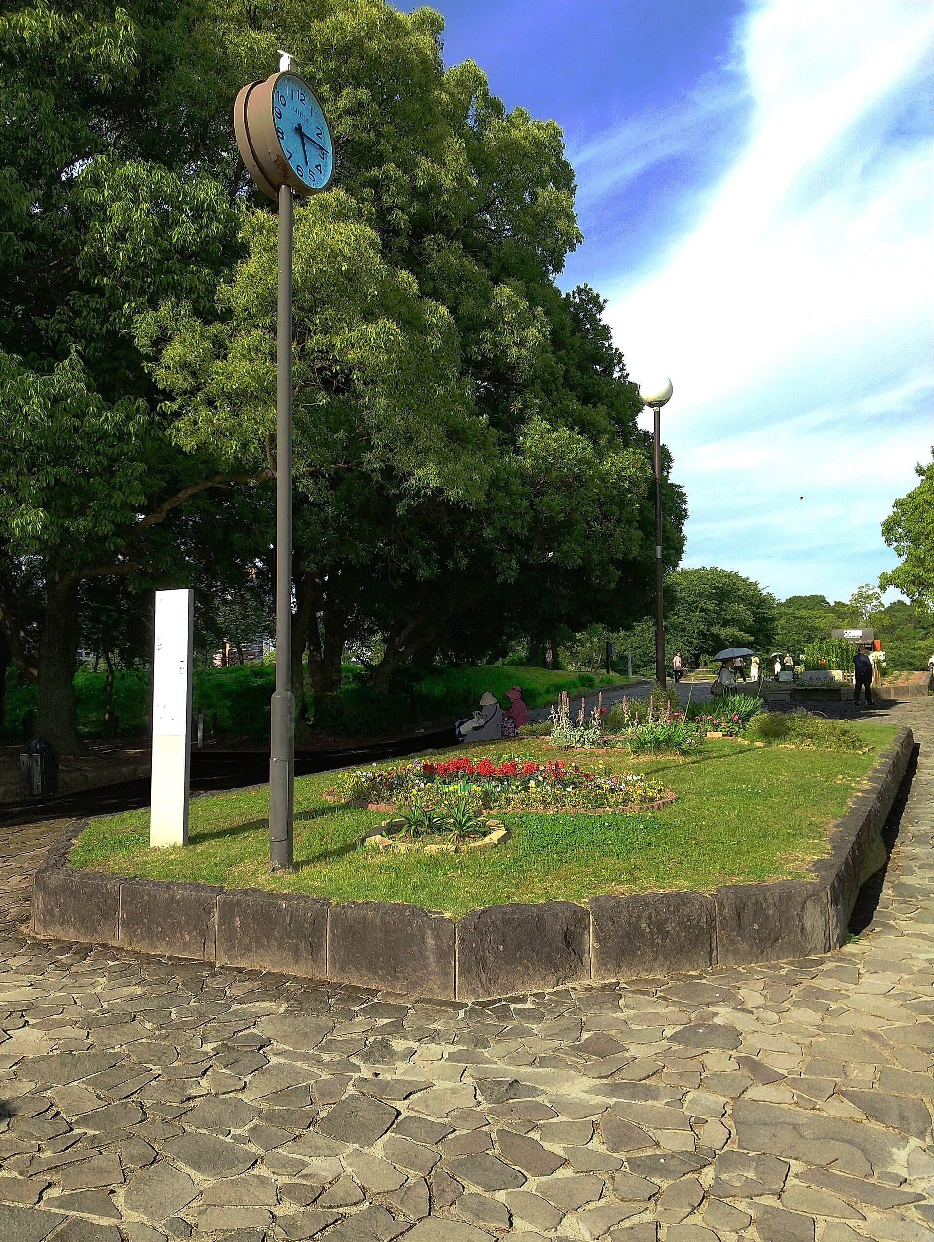Torre do relógio e entrada oeste de Sannomaru no Parque Maizuru em Fukuoka