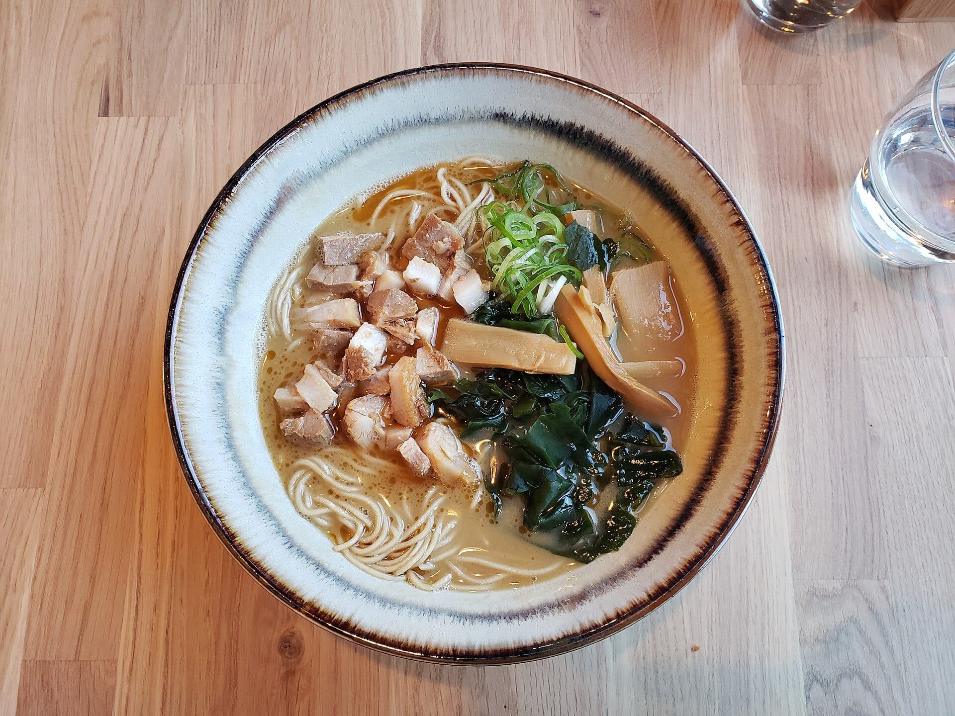Tigela de ramen tonkotsu com camarão do Goemon Hand Roll Bar
