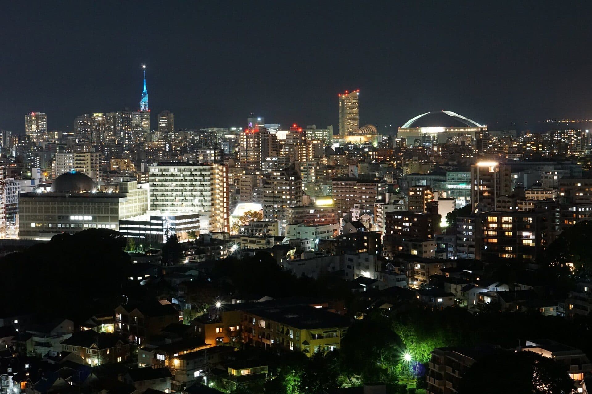Vista noturna da cidade de Fukuoka iluminada