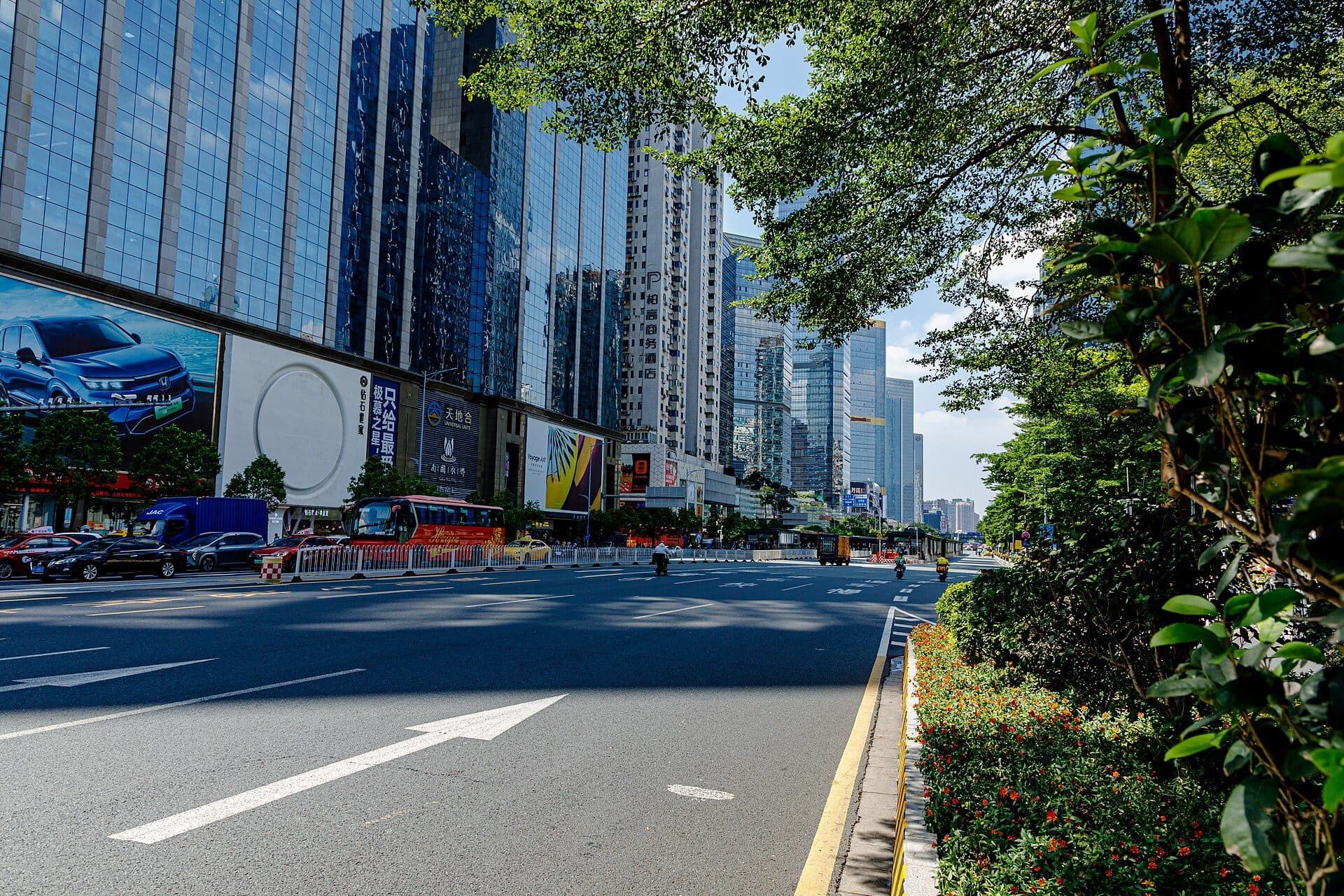 Vista da avenida Tianhe Road na cidade de Guangzhou