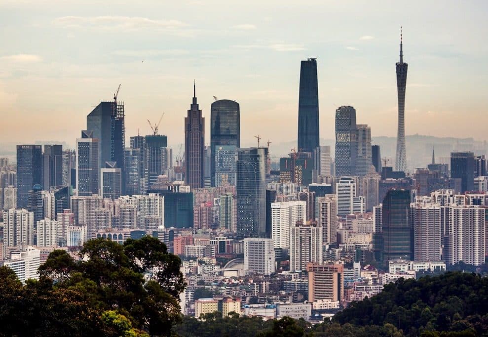 Vista dos edifícios e arranha-céus no horizonte de Guangzhou