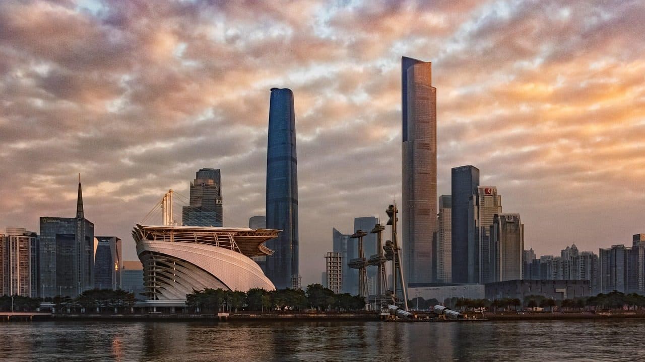 Vista do skyline de Guangzhou com arranha-céus ao amanhecer junto ao Pearl River