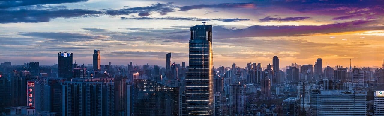 Paisagem urbana e natureza de Guangzhou durante o pôr do sol