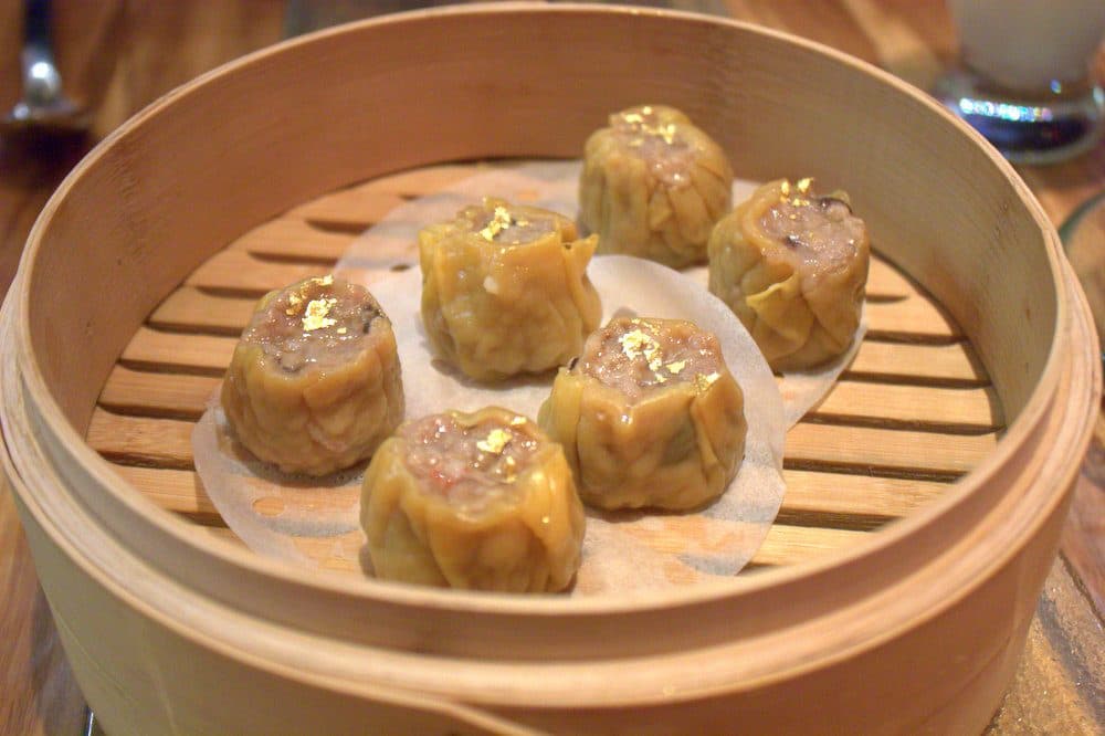 Porção de bolinhos chineses sui mai servidos em um prato