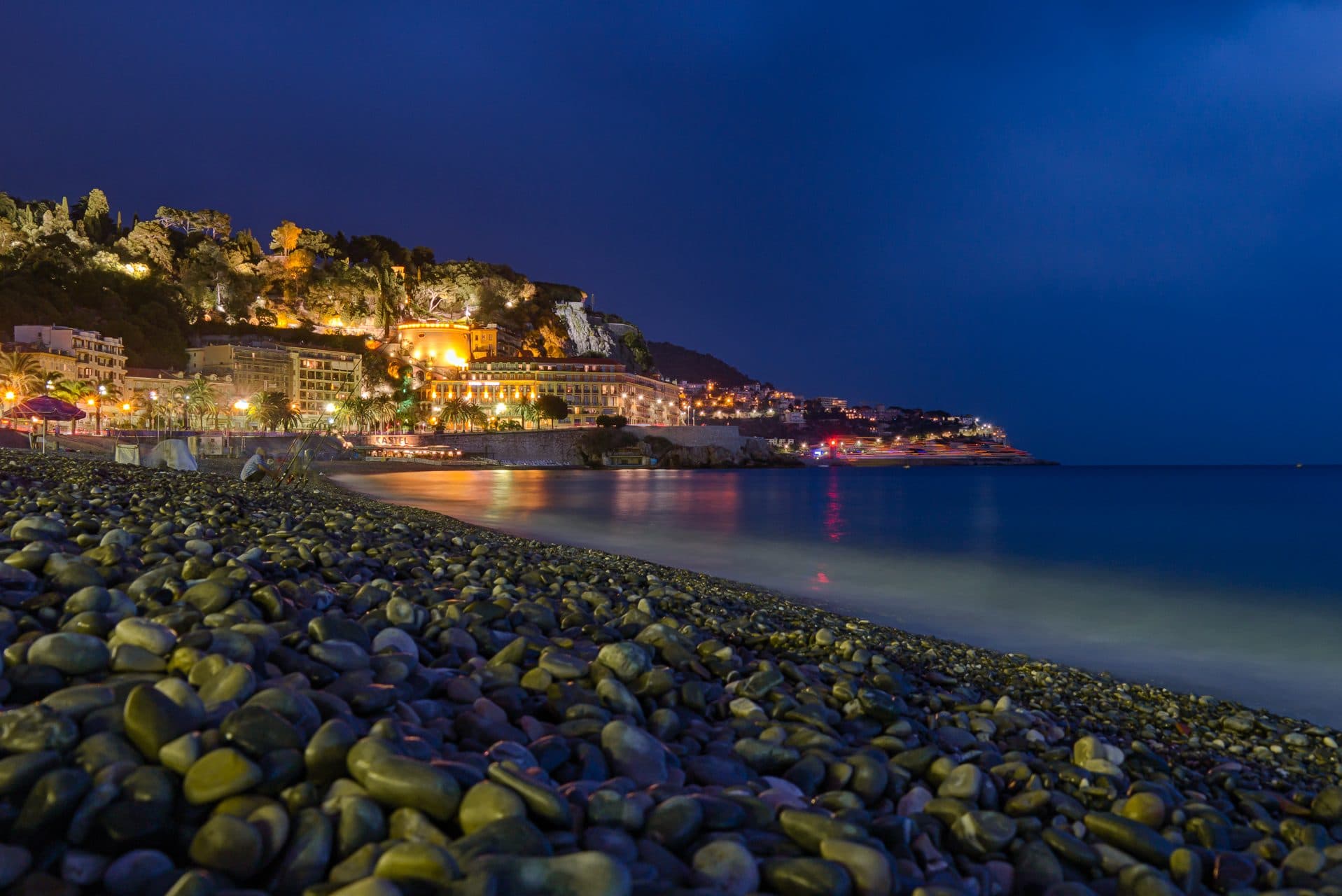 Praia de Nice, na França, durante a noite