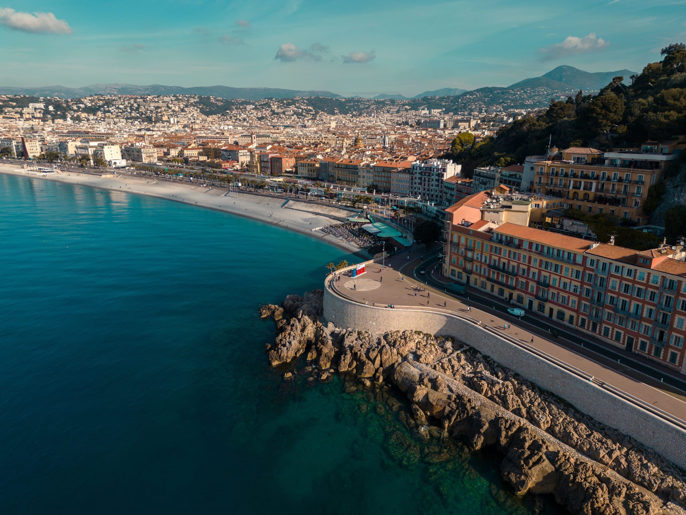 Vista aérea da paisagem costeira de Nice ao longo do Mar Mediterrâneo