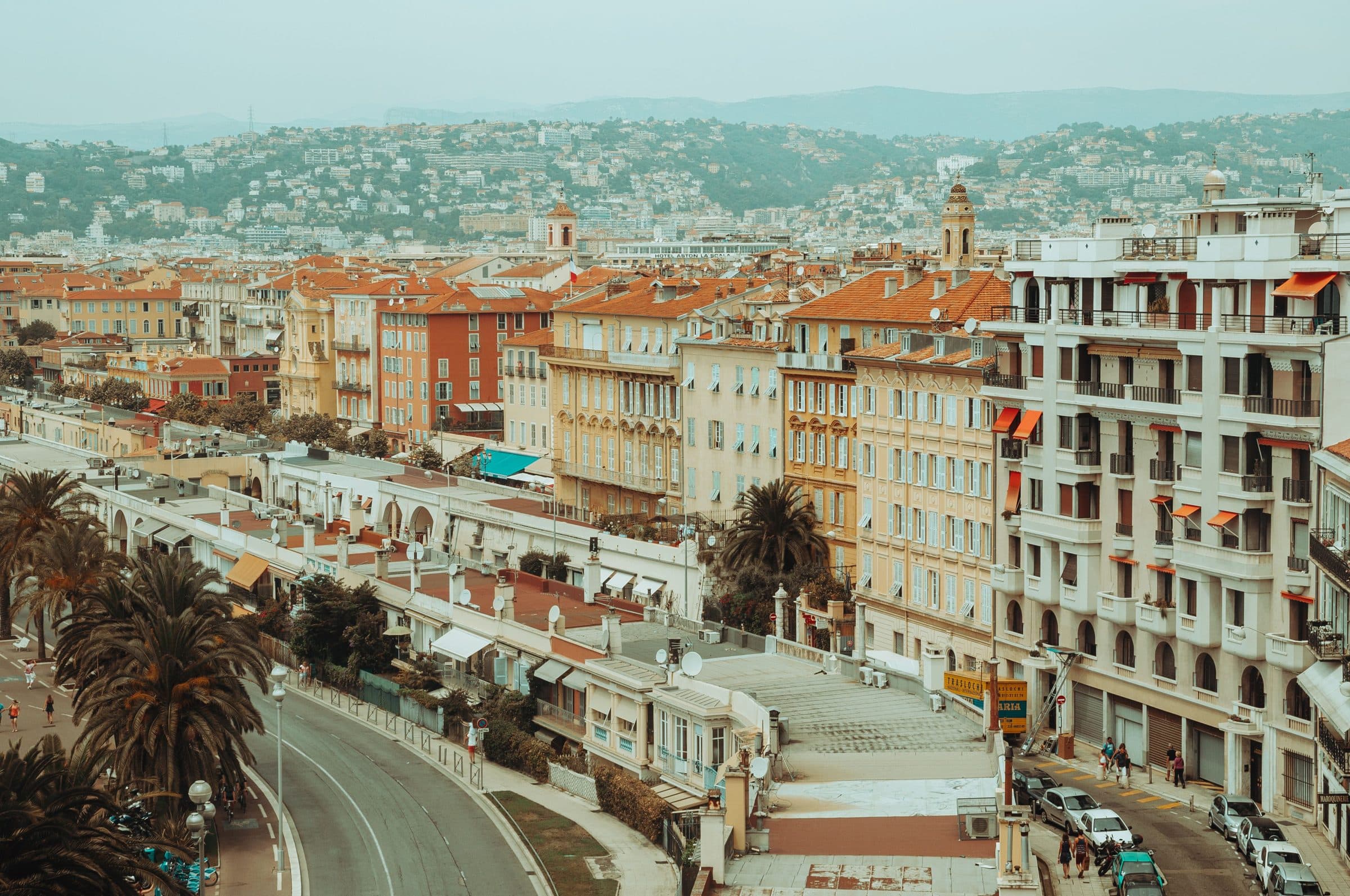 Vista aérea de Nice, na França, destacando a arquitetura e a paisagem urbana