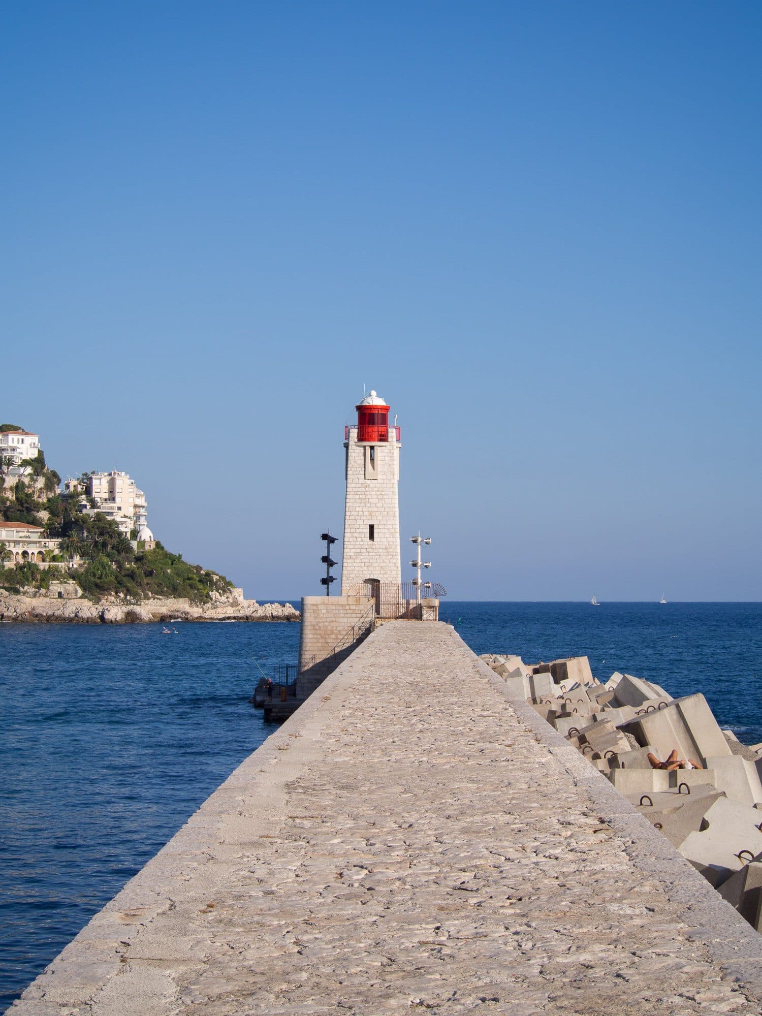 Vista do Farol de Nice junto à costa marítima