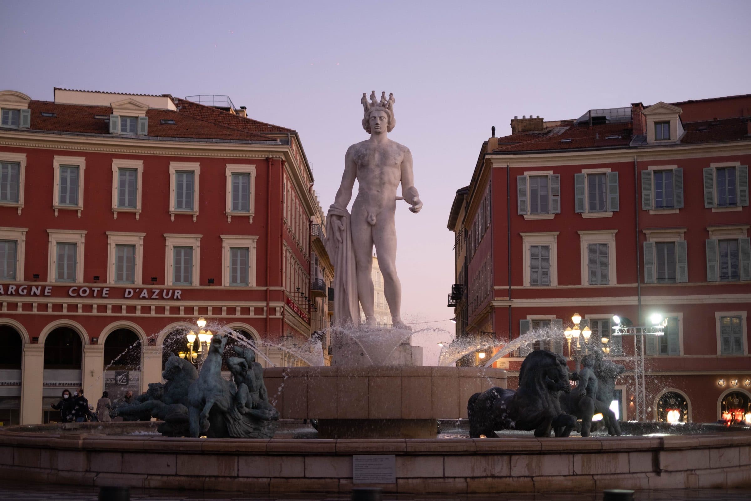 Vista da Fontaine du Soleil ao entardecer na Place Masséna, em Nice, França